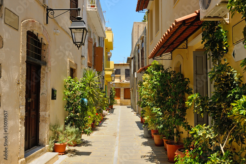 Fototapeta Naklejka Na Ścianę i Meble -  Typical narrow street in city of Rethymno, Crete, Greece