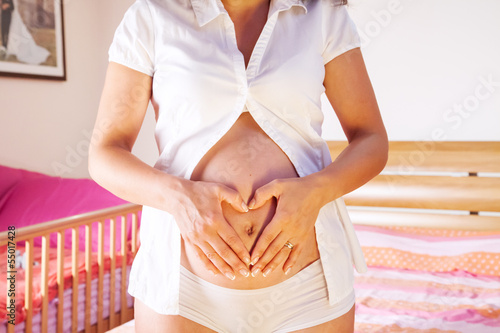 donna gravidanza nella sua stanza - cuore photo