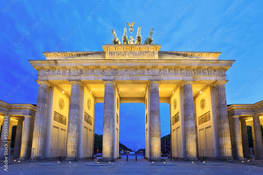 Obraz premium Brandenburg gate of Berlin at night, Germany at twilight time