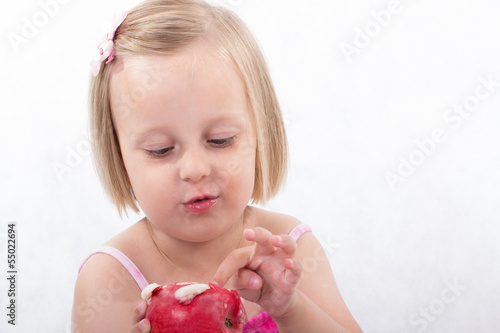 child  eat apple