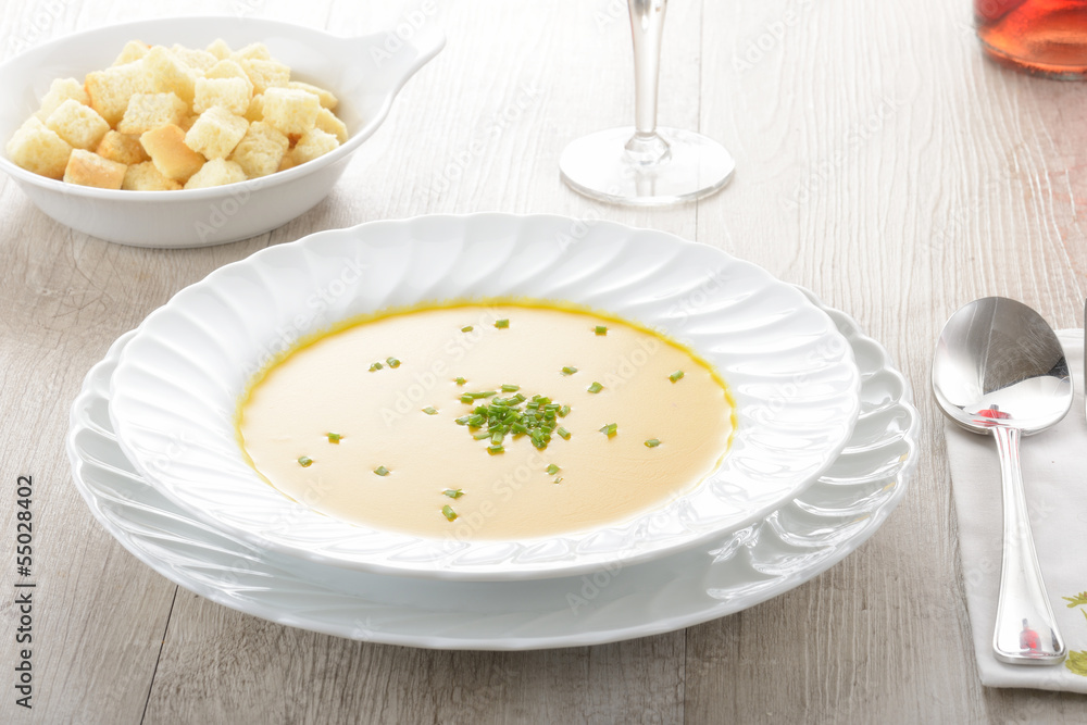Piatto di zuppa o minestra con la zucca Piatto di zuppa o minestra con la zucca