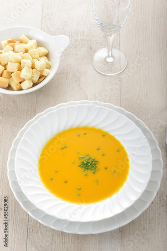 Piatto di zuppa o minestra con la zucca