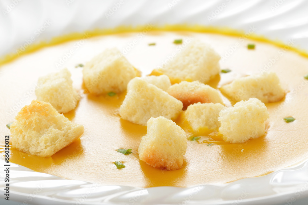 Piatto di zuppa o minestra con la zucca Piatto di zuppa o minestra con la zucca
