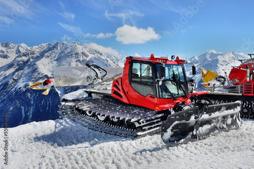 Snow Groomer in Alps © kilhan