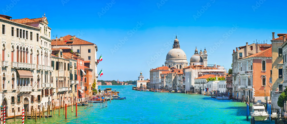 Fototapeta premium Kanał Grande i bazylika Santa Maria della Salute, Wenecja, Włochy