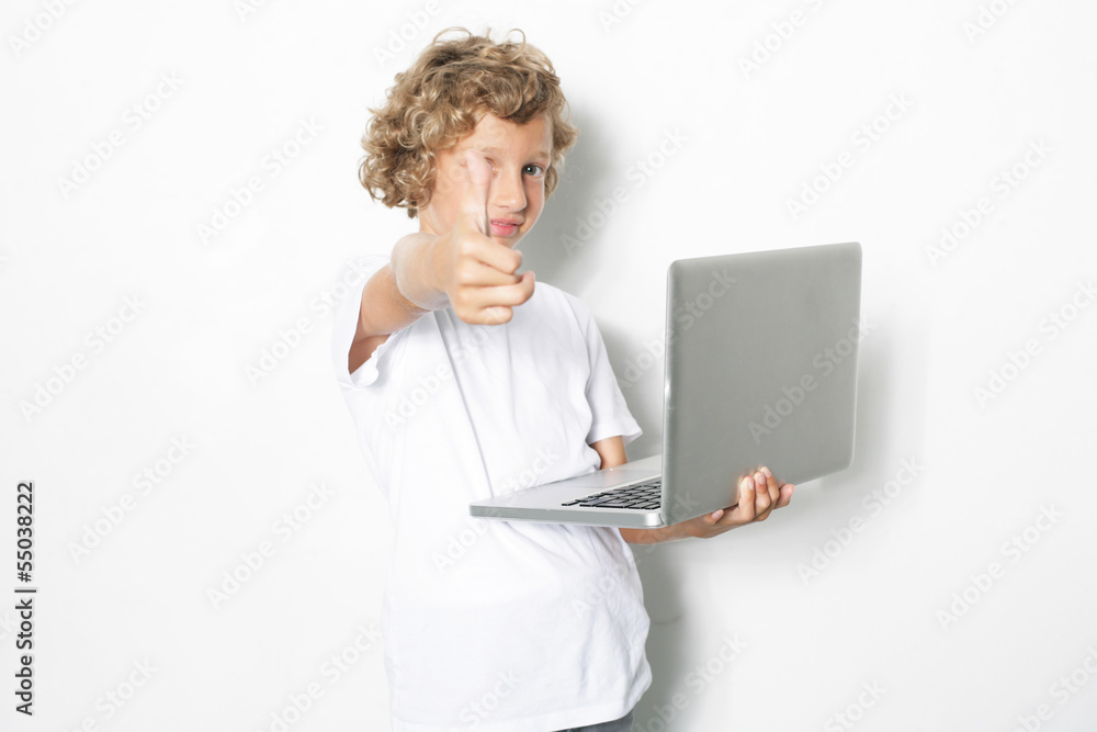 Kind mit Laptop Kind mit Laptop