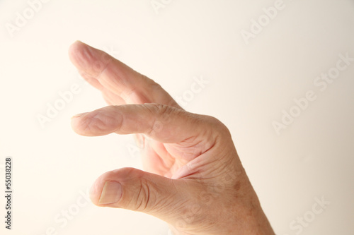 fingers show a size measurement