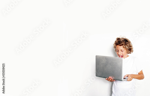 Junge mit Laptop