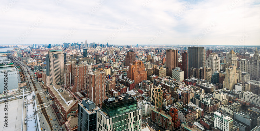 Fototapeta premium Budynki Manhattanu przed wschodnią rzeką o zachodzie słońca