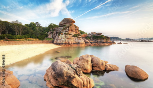 Plage bordée de granit  à St-guirec, côte d'Armor. photo