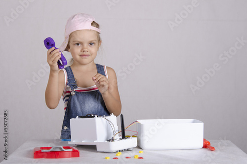 Девочка ремонтирует игрушечную мелкую бытовую технику