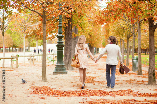 Canvas Print Beautiful loving couple on a fall day