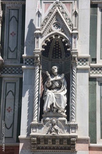 Statue en façade du Duomo de Florence