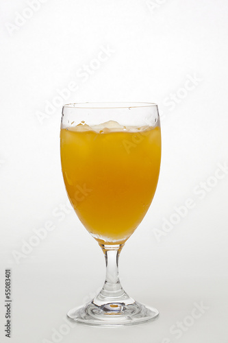 冷たいオレンジジュース