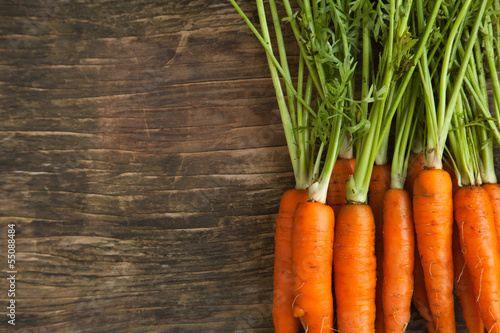 Photo Fresh carrots on wooden background