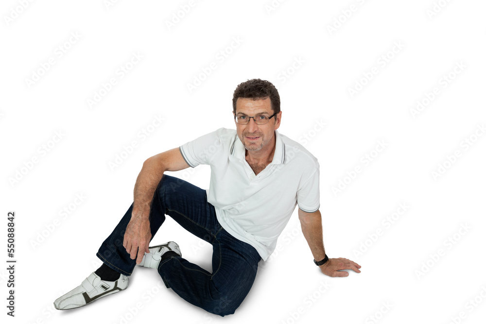 erwachsener glücklicher mann mit brille und jeans erwachsener glücklicher mann mit brille und jeans