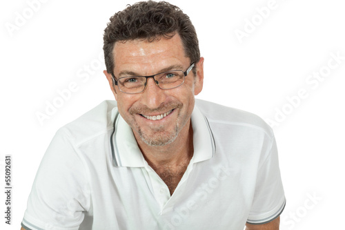erwachsener glücklicher mann mit brille und jeans © juniart