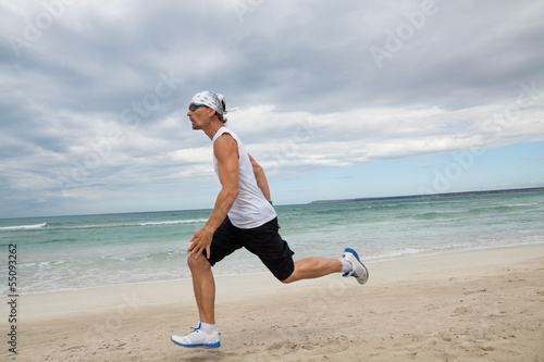 erwachsener sportlicher mann jogger am strand