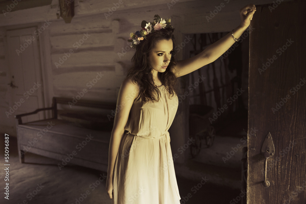 Obraz premium Flower princess in the old house