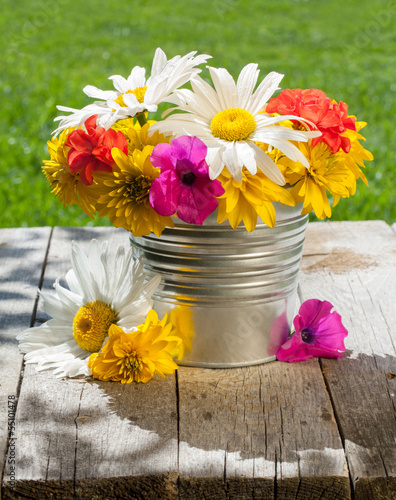 Fototapeta Naklejka Na Ścianę i Meble -  Fresh garden flower bouquet