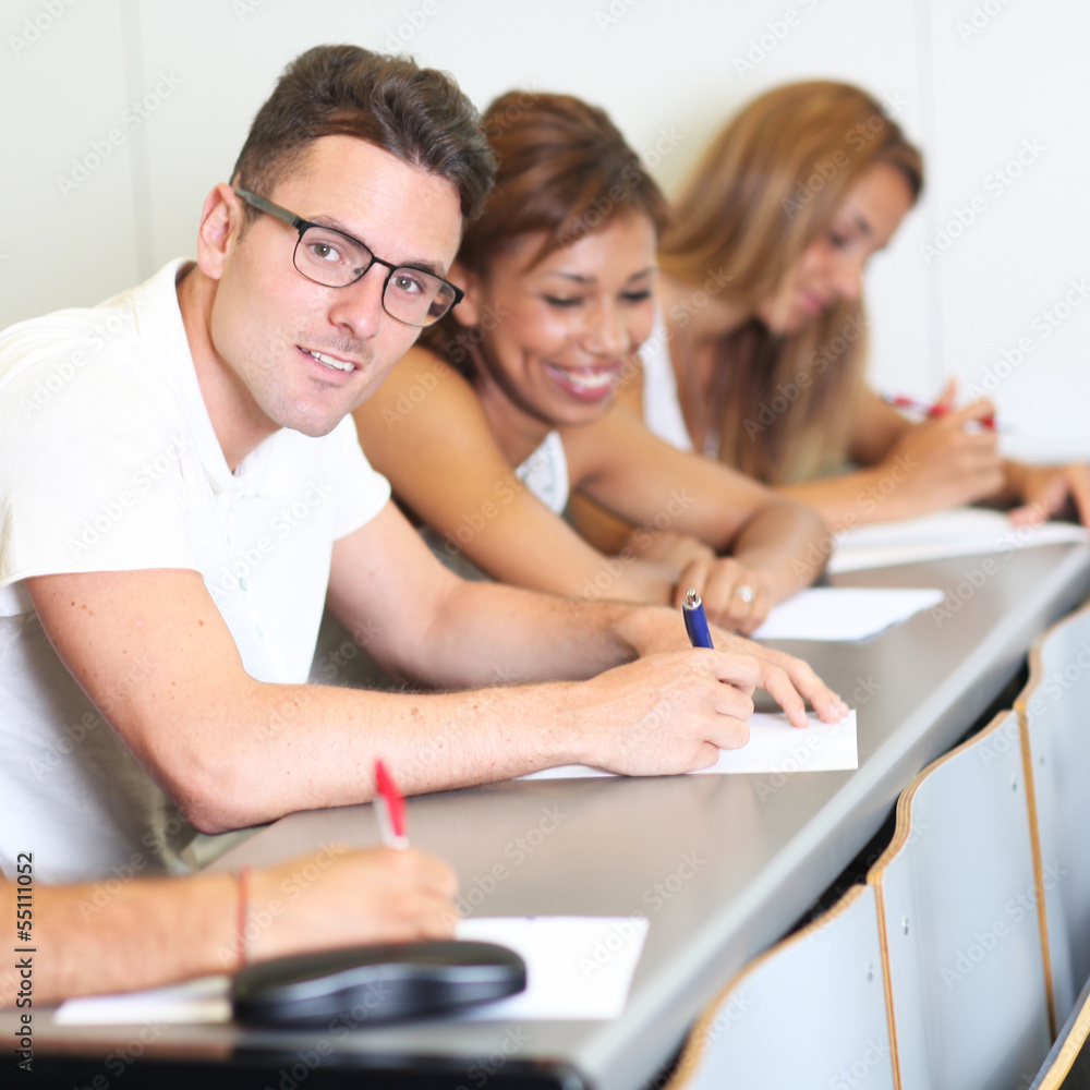 Student mit Brille im Hörsaal Student mit Brille im Hörsaal