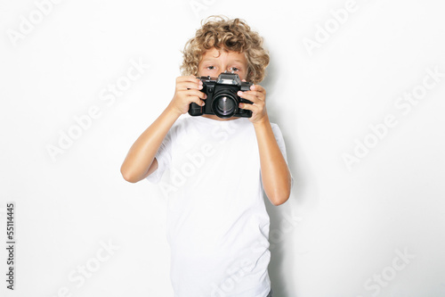 Junge fotografiert