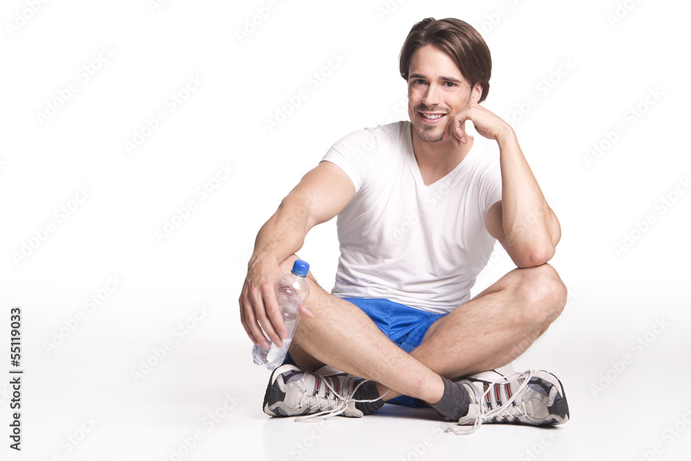 junger mann sitzt nach dem Training junger mann sitzt nach dem Training