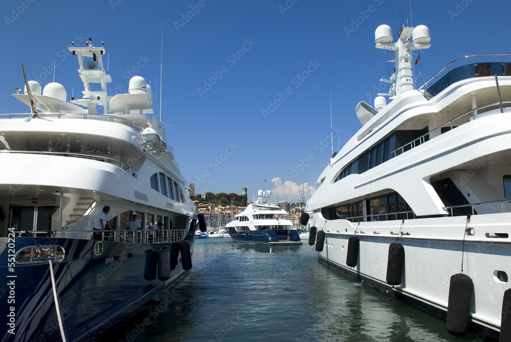 Naklejka premium luksusowe jachty w porcie w Cannes