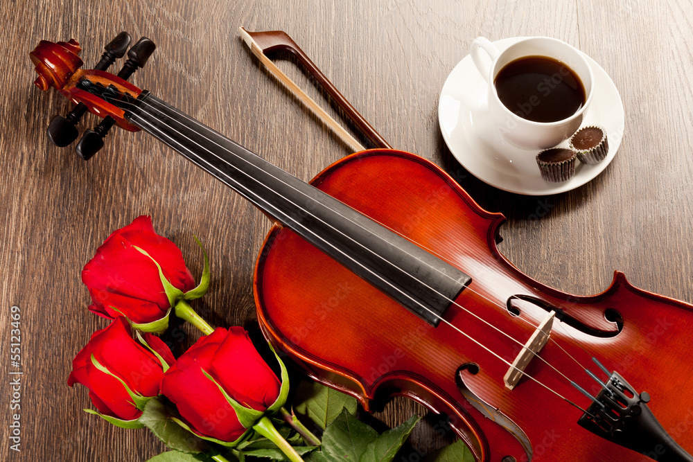 Fototapeta premium Red roses and a violin