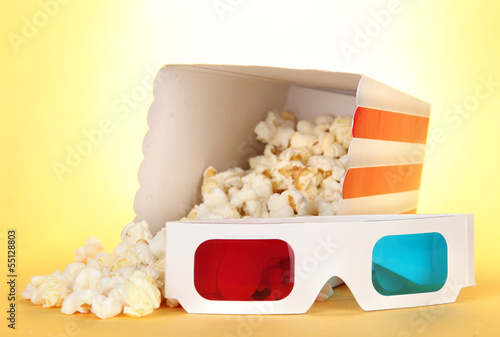 Bild auf Leinwand Popcorn and 3D glasses on yellow background