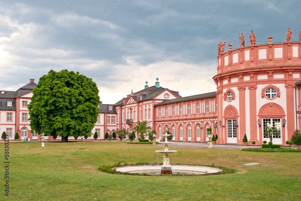 Biebricher Schloss mit Park und Springbrunnen