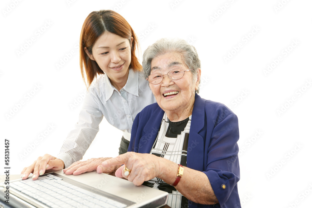 パソコンを学ぶ高齢者