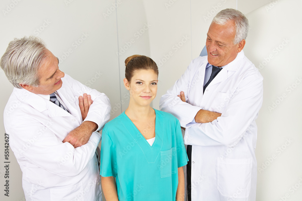 Ärzte schauen auf junge MTA