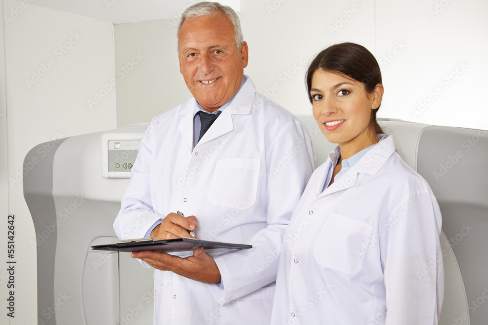 Arzt und Ärztin in der Radiologie Arzt und Ärztin in der Radiologie