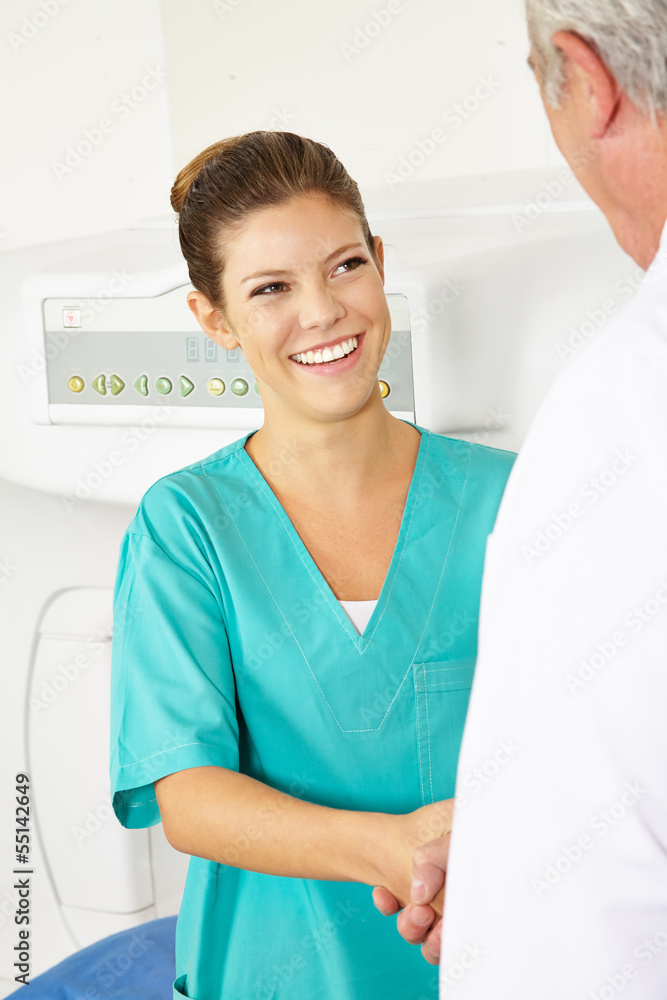 Arzt schüttelt Hand einer MTA im Krankenhaus Arzt schüttelt Hand einer MTA im Krankenhaus