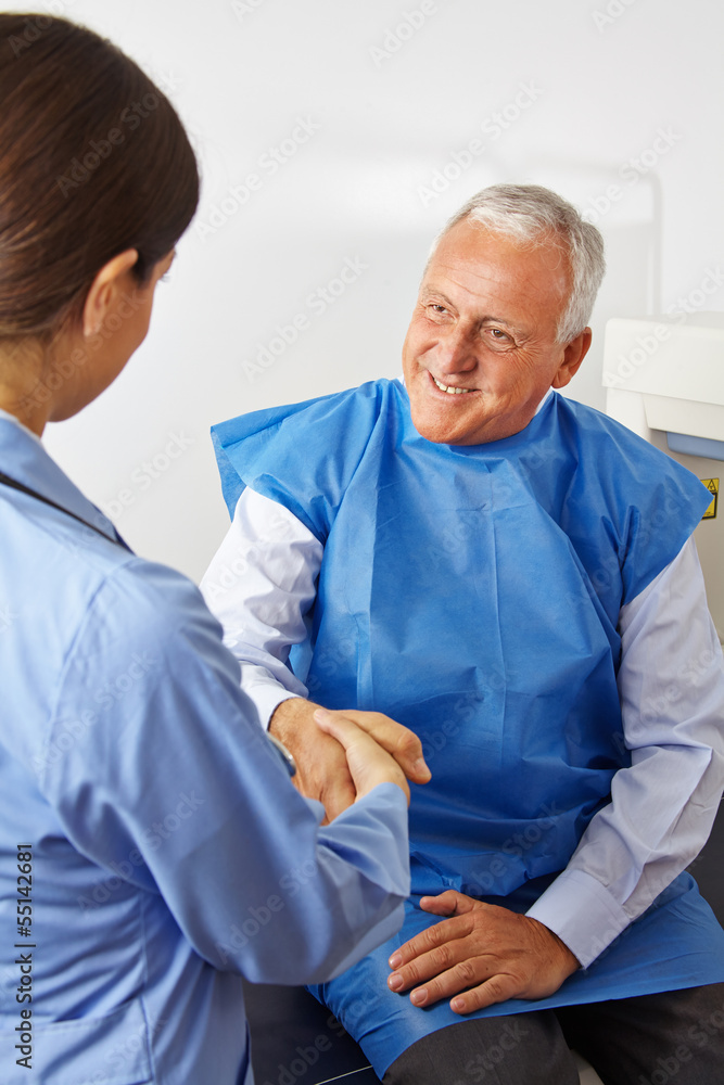 Obraz premium Senior schüttelt Hand einer Ärztin