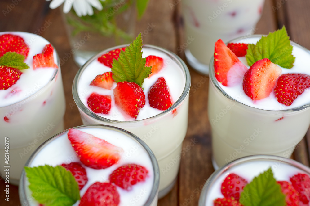 Joghurt mit Erdbeeren Joghurt mit Erdbeeren