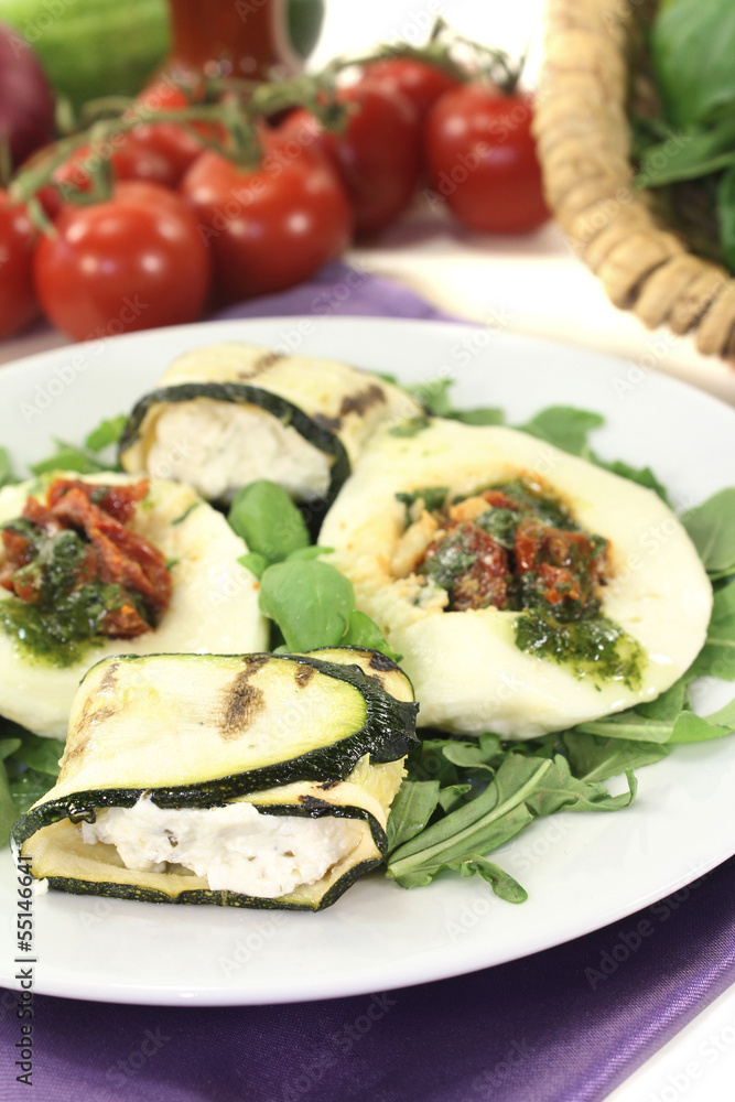 Zucchiniröllchen und gefüllter Mozzarella mit Basilikum Zucchiniröllchen und gefüllter Mozzarella mit Basilikum