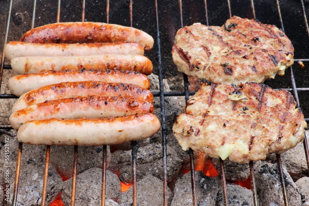 Bratwürste und Frikadellen auf Holzkohlegrill Stock-Foto | Adobe Stock