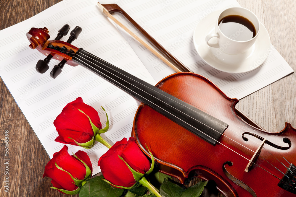 Fototapeta premium Red roses and a violin