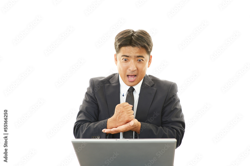 ガッツポーズのビジネスマン