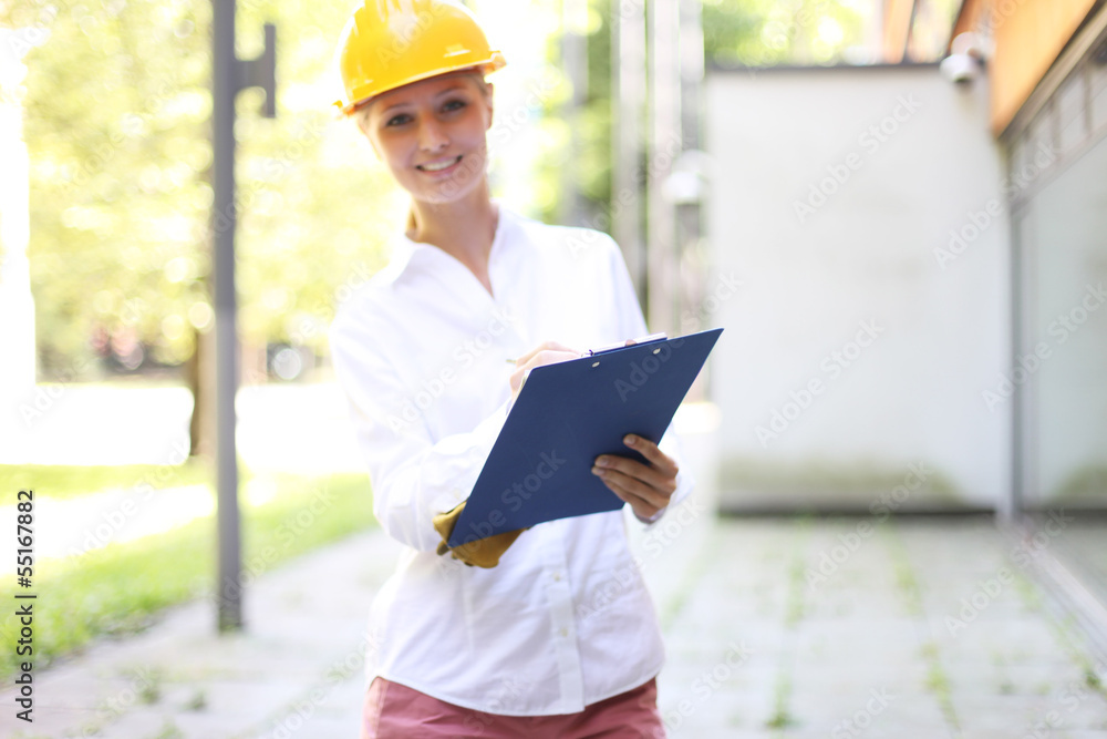 Hübsche Frau überprüft Baustelle Hübsche Frau überprüft Baustelle