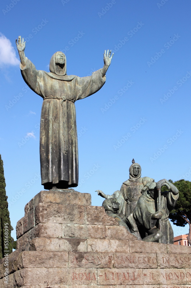 Obraz premium Statue of Saint Francis in St. John Lateran square of Rome