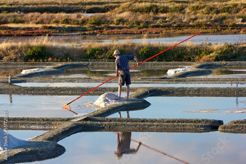 paludier récolte le gros sel dans marais salants de Guérande