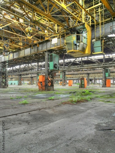 Alte Industriehalle mit einer Krananlage