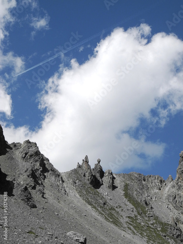 Felsen in den schweizer Alpen mit Wolken am Himmel