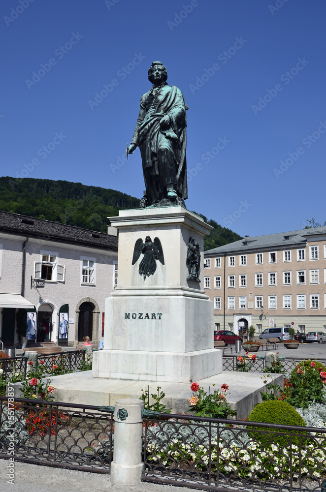 Obraz premium Mozart-Denkmal am Mozartplatz, Salzburg