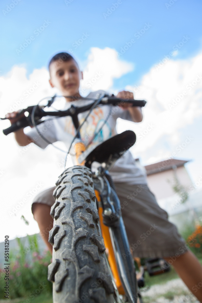 Knabe auf Fahrrad Knabe auf Fahrrad
