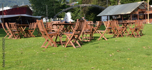 tables et chaises sur pelouse verte photo