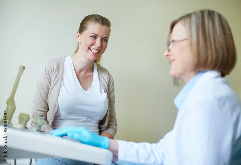 Obraz premium Happy pregnant woman